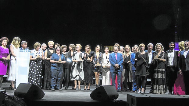 El doctor Gabriela Serrano, fundador y presidente de Sesderma, junto a todas las premiadas de la noche