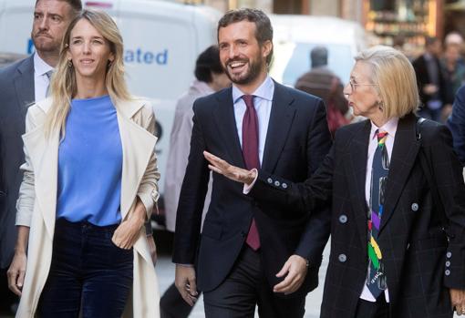 El presidente del PP, Pablo Casado, junto a la portavoz de los populares en el Congreso, Cayetana Álvarez de Toledo, y la ex líder de UPyD, Rosa Díez