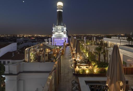 Vista nocturna de la terraza del hotel Me Madrid