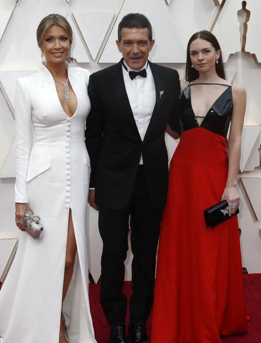 Nicole Kimpel, con un traje de Pronovias. Antonio, de esmoquin y Stella con vestido bicolor de Gucci