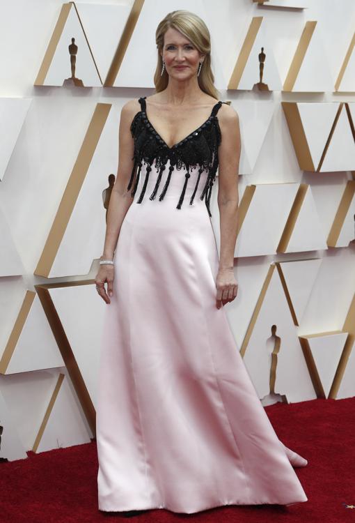 Laura Dern escogió muy acertadamente un diseño rosa y con pedrería de Armani Privé
