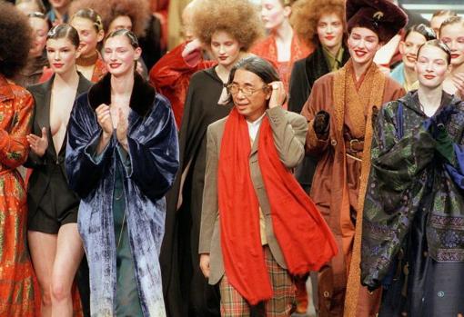 Kenzo durante la presentación de su colección otoño-invierno 1999, la última que diseñó antes de su retiro