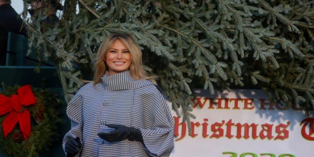 Una sonriente Melania Trump reaparece para recibir su última Navidad en la Casa Blanca