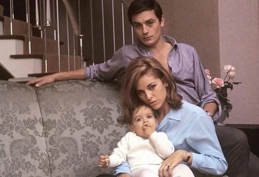 Los Delon con el pequeño Anthony