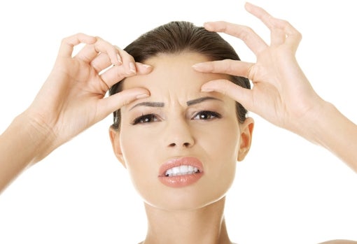 Keeping your skin hydrated and using sunscreen daily helps prevent forehead wrinkles from appearing prematurely.