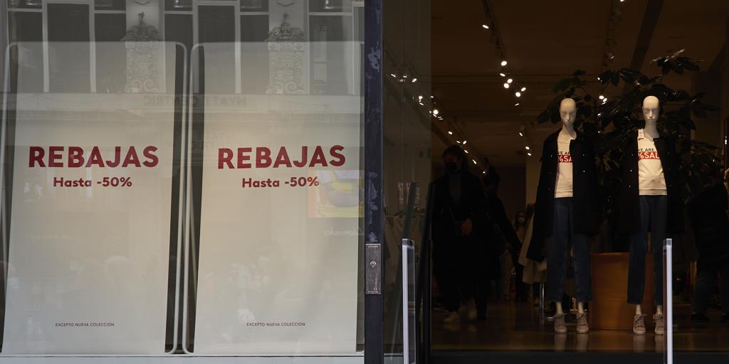 Zara adelanta sus rebajas de enero 2022: ¡prepara ya tu cesta con estas 8  prendas!