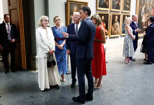 Joe Biden junto a sus nietas y Pedro Sánchez y Begoña Alonso en el Museo del Prado