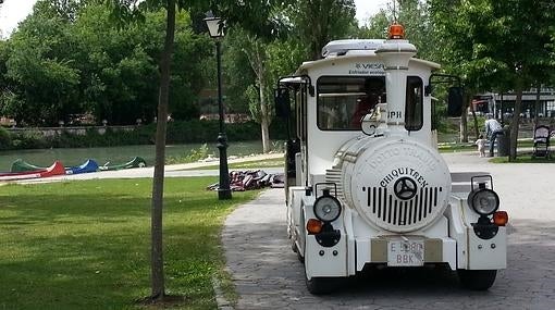 El Chiquitren recorre el centro de Aranjuez y sus edificios históricos