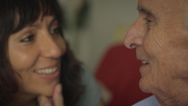 La autora, Susana García, en una bonita imagen en la que sonríe a su padre hoy fallecido por alzhéimer