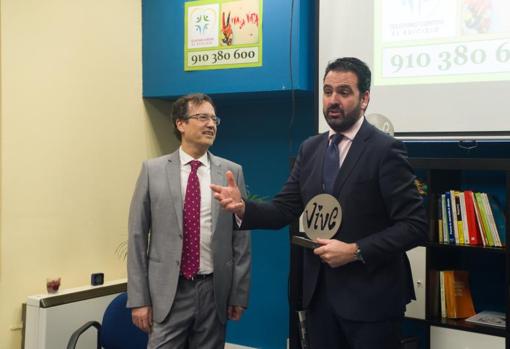José Manuel Dolader junto al premiado Íñigo Allí
