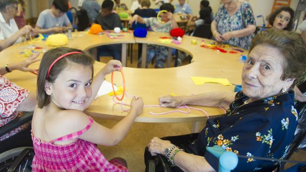 Niños y mayores comparten jornada en la residencia Amavir (Coslada, Madrid)