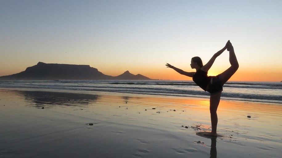 Cinco Asanas De Yoga Para Hacer En La Playa