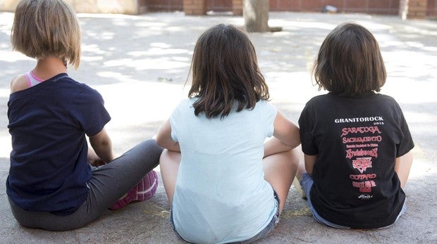 Tres alumnas de 8 , 9 años y 10 años del internado de verano del colegio Monfort