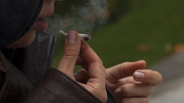 Un adolescente, fumando marihuana.