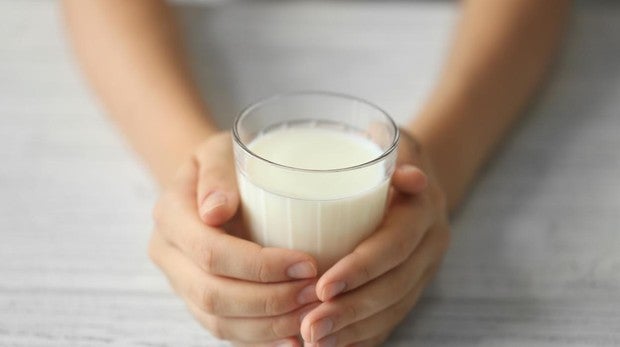 La leche es uno de los alimentos con triptófano que ayuda a dormir mejor