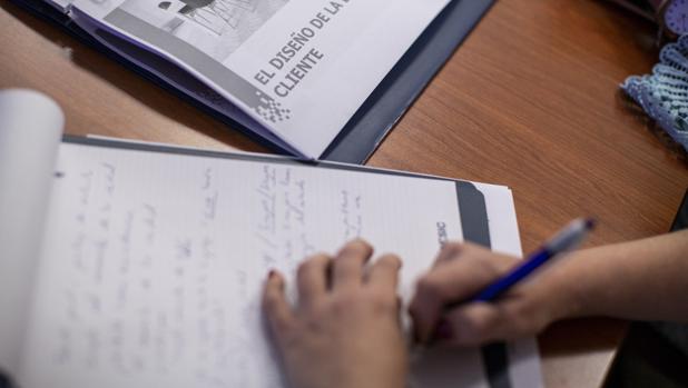 Un grupo de 14 alumnos en situación de vulnerabilidad estudian para encontrar un empleo estable