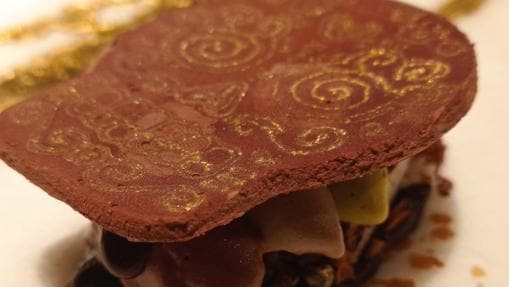 Postre de cacao azteca, maíz y pepitas de oro de Aurelio Morales