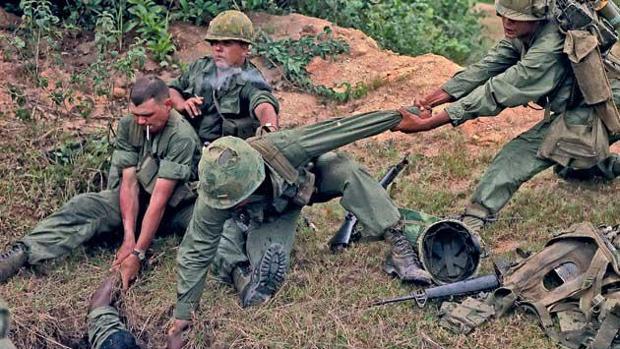 Soldados norteamericanos inspeccionan un túnel del Vietcong