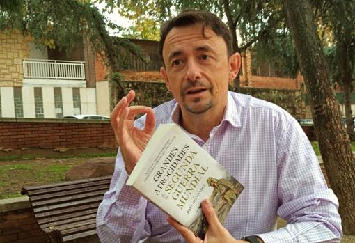 Hernández, junto a su nueva obra