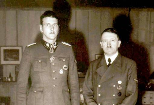 Un joevn Skorzeny junto a Adolf Hitler