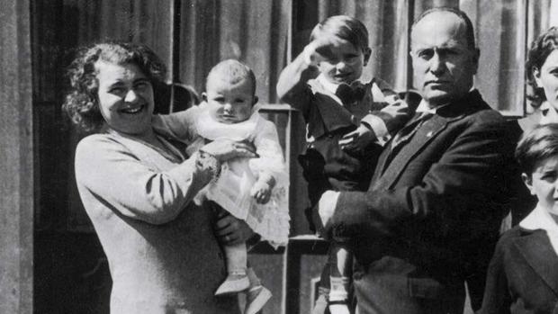 Benito Mussolini, junto a su mujer,y dos de sus hijos, en una imagen de archivo