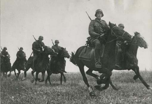 Un escuadrón de Caballería de la División española de voluntarios cabalga por la estepa en servicio de reconocimiento