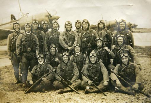 Algunos kamikaze japoneses posando en noviembre de 1944