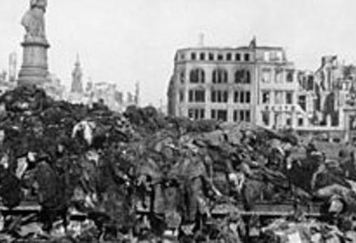 Pila de cadáveres tras los bombardeos de Dresde