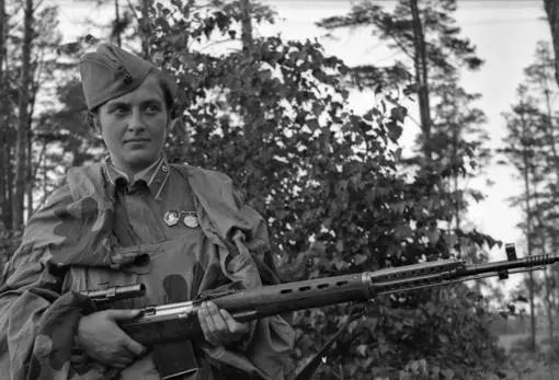 Pavlichenko, con su fusil SVT 40