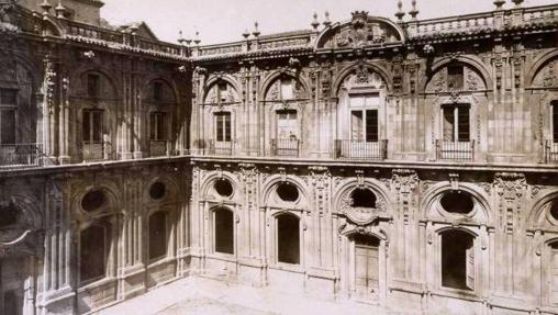 Claustro del convento de Santo Tomás, en una imagen de 1875, poco antes de su demolición