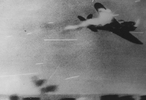 Un kamikaze japonés en plena acción (durante 1945