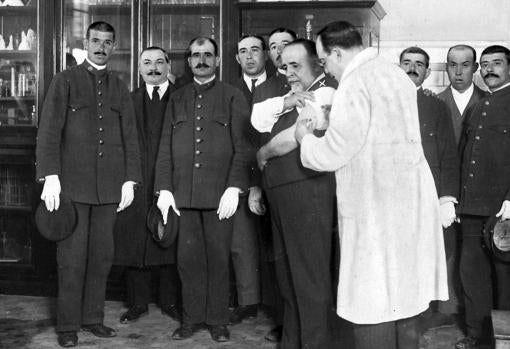 El doctor Chicote (x) vacunándose con el suero contra las complicaciones pulmonares de la gripe preparado por el laboratorio municipal