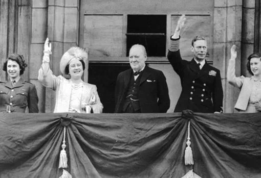 Churchill y la familia real británica celebran el Día de la Victoria