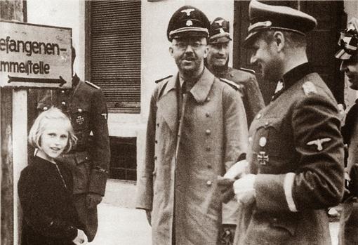 Heinrich Himmler con su hija durante una visita al campo de concentración de Dachau