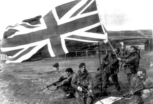 Malvinas: los misterios sin resolver de la guerra más cruenta para los letales paracaidistas ingleses Bandera-khh--510x349@abc