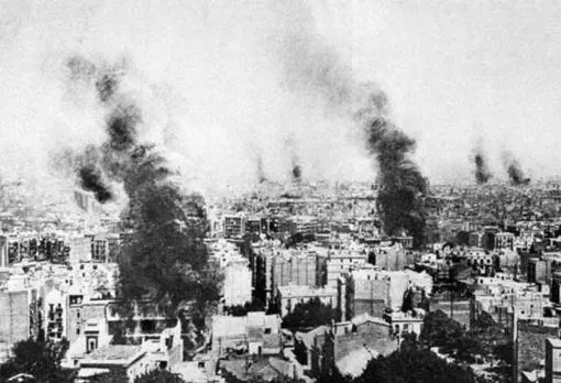 Edificios de Barcelona en llamas, durante la Semana Trágica de Barcelona, en 1909