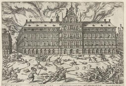 El ayuntamiento de Amberes ardiendo durante el saqueo de la ciudad por tropas españolas en 1576.