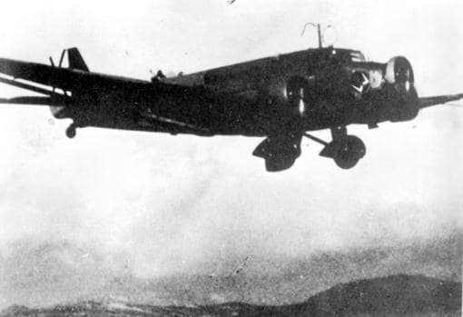 Bombardero alemán JU-52 tras atacar la localidad.