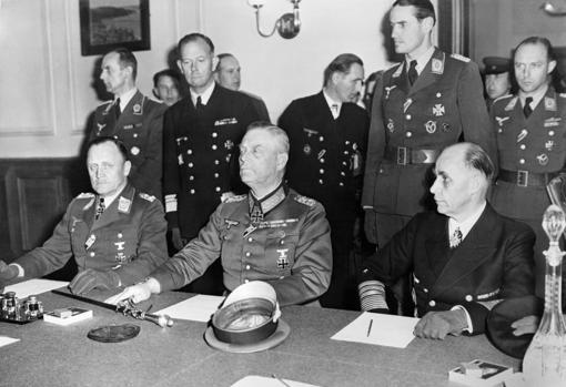 La comitiva alemana, formada por Wilhelm Keitel y Von Friedeburg, durante la firma de la rendición el 8 de mayo de 1945