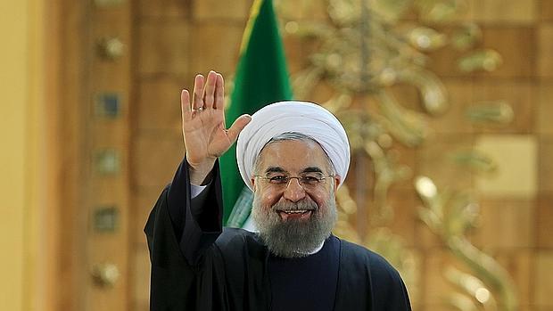 Rohani saluda durante su comparecencia del domingo