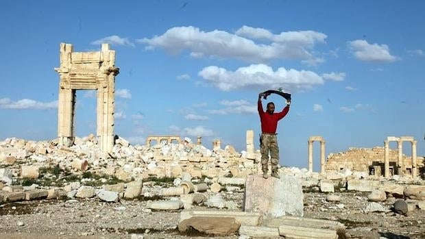 Un soldado sirio junto a los daños causados por Daesh en la histórica ciudad de Palmira (Siria)