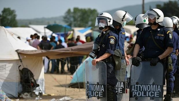 Agentes griegos montan guardia en el campo de refugiados de Idomeni