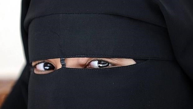 Una mujer musulmana vestida con un niqab