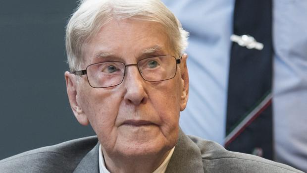 El criminal nazi Hanning escucha el veredicto