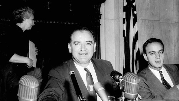 El senador estadounidense, Joseph McCarthy, en una reunión del Comité de Actividades Antiaemericanas