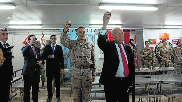 Garcia-Margallo brinda con los soldados de la base española de Besmaya