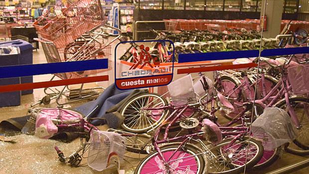 Una de las tiendas saqueadas durante los asaltos