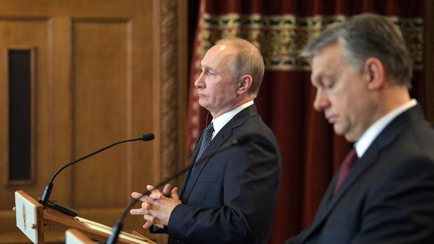 El presidente ruso, Vladimir Putin (i), y el primer ministro húngaro, Viktor Orbán (d), durante La rueda de prensa conjunta en Budapest,