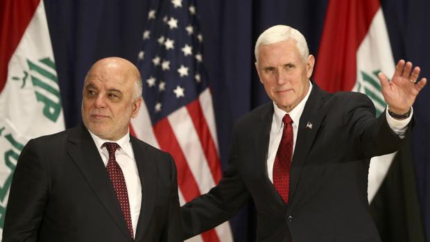 Mike Pence (derecha) posa con el primer ministro iraquí Haider Al-Abadi
