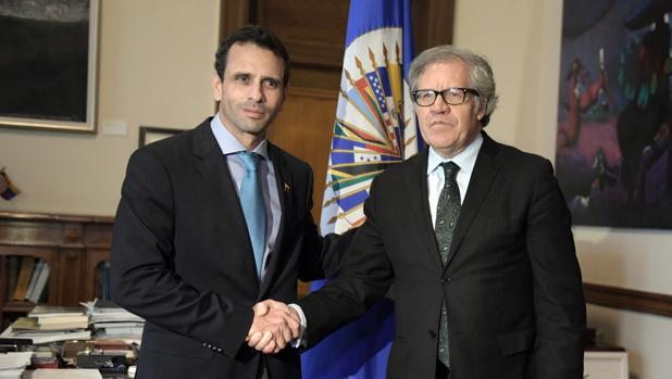 El gobernador opositor venezolano Henrique Capriles (i) se reúne con el secretario general de la OEA, Luis Almagro